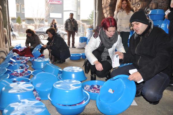 Hayvanseverler, plastik leğenlerden 'Kedi Evi' yaptı