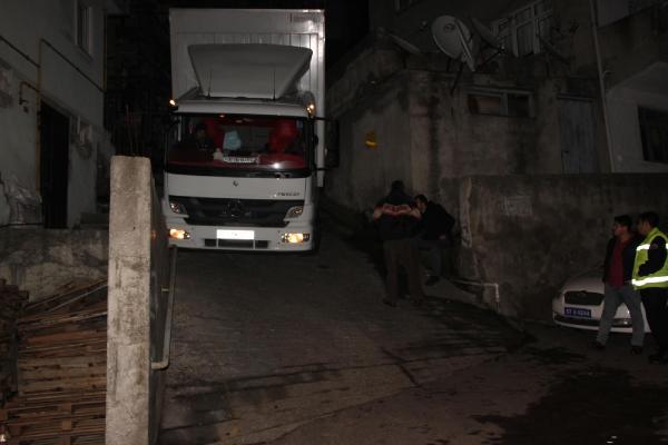 Kamyon, dar yolda ev ile duvar arasına sıkıştı