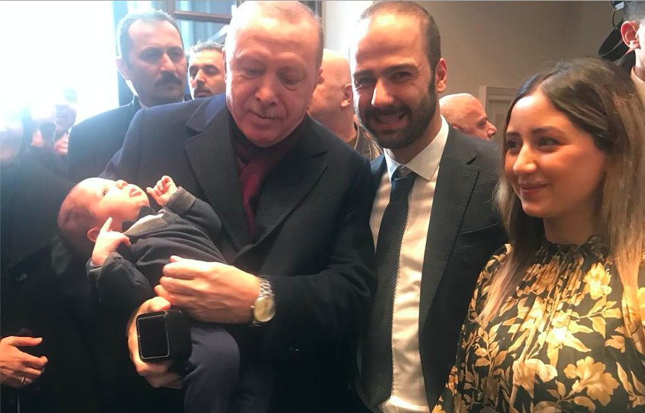Erdoğan, gurbetçi bebeğe tam altın taktı