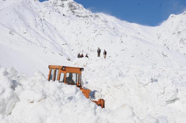 Hakkari-Şırnak Karayolu çığdan dolayı 5 gündür kapalı