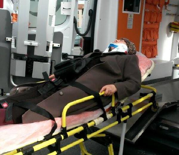 Ticari araç trafik ışıklarına çarptı: 2 yaralı