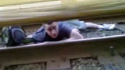 Üstünden tren geçen gencin ölüm oyunu…