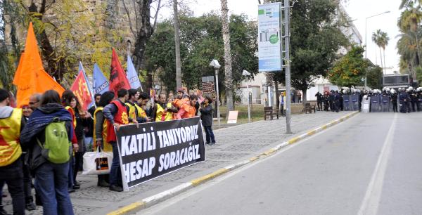 Yürütülmeyince polis manzaralı 'selfie' çektiler