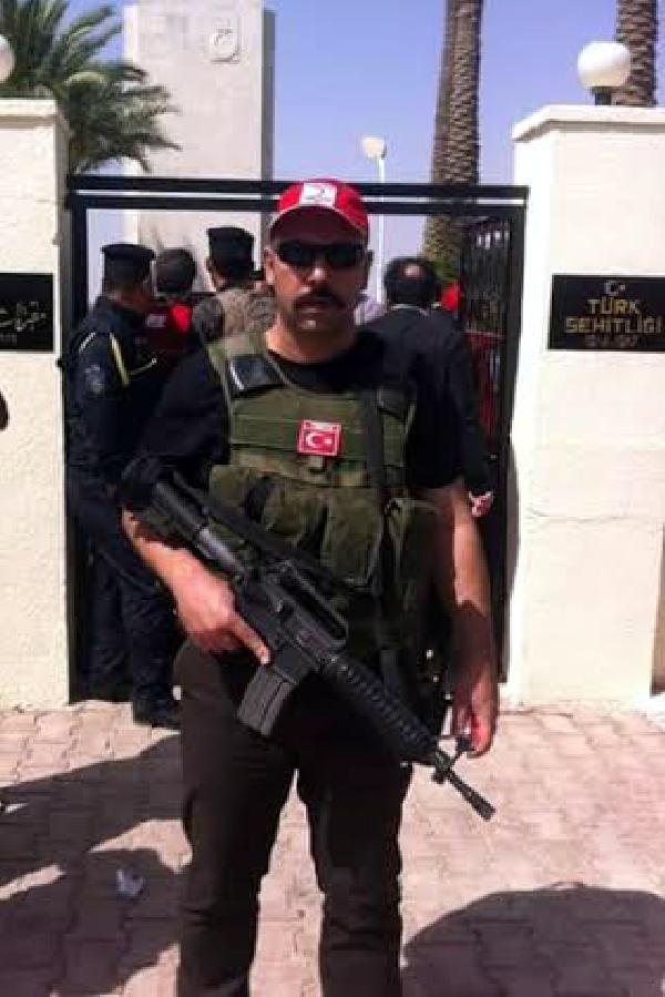 Şehit polisin Esenler'deki evi Türk bayraklarıyla donatıldı