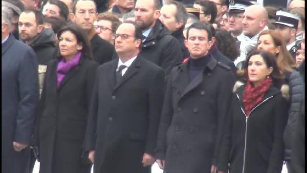Paris’te terör saldırılarında hayatını kaybedenler anıldı