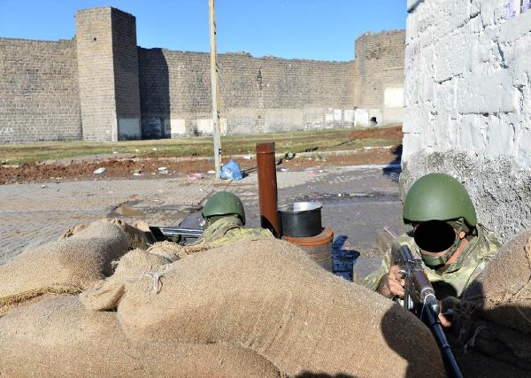Diyarbakır Sur'da çatışma: 2 şehit, 10 yaralı (2)