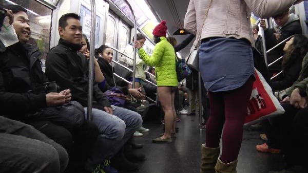 New York metrosunda yarı çıplak eylem
