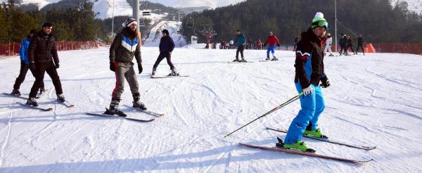 Üniversitelilerin kayak dersi