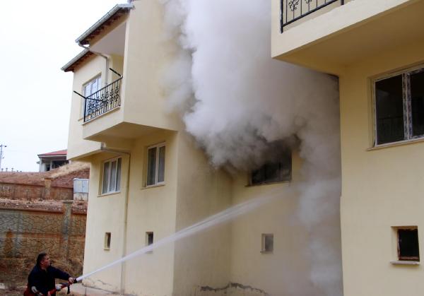 Elektrikli battaniyeyle uyurken çıkan yangından kurtarıldı
