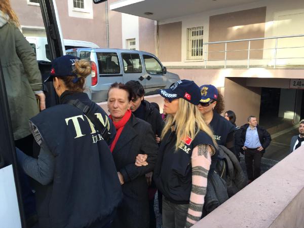 Kadınların gösterisinde gözaltına alınanlar adliyeye sevk edildi