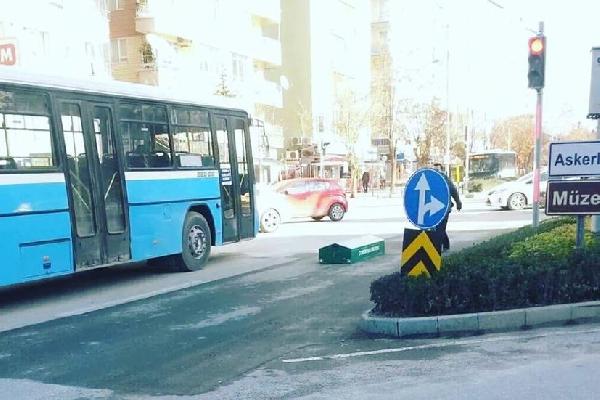 Kırmızı ışıkta yola tabut düştü