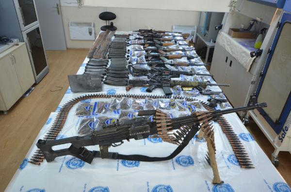 PKK'lıların kiraldığı evde çok sayadı silah ve mühimmat bulundu