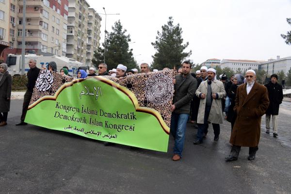Diyarbakır'da Demokratik İslam Kongresi üyeleri Sur için yürüdü