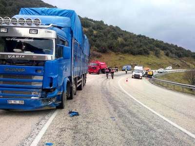 TIR'la otomobil çarpıştı: 1 ölü, 3 yaralı