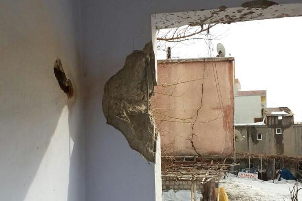 Şırnak'ta PKK'lı teröristlerin ateşlediği roket mermisi eve isabet etti