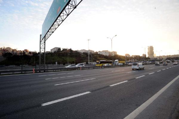 Seyir halindeki otomobilin üzerine taş parçası düştü, 7 aylık hamile kadın öldü