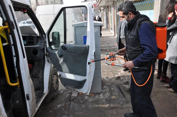 Doğubayazıt'ta toplu taşıma araçları, domuz gribine karşı ilaçlandı