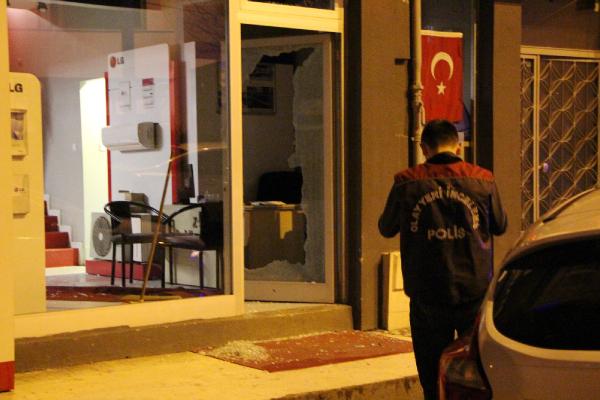 İntihara kalkışan genci arkadaşları kapı camını kırarak kurtardı