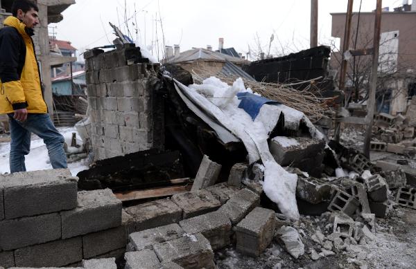 PKK'dan polis aracına bombalı saldırı