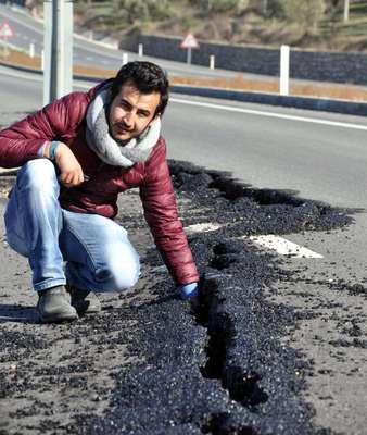 Çanakkale- İzmir Karayolu'nda korkutan çatlak