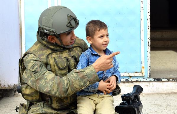 Silopi'de zırhlı araçlarla getirilen yiyecekler vatandaşlara dağıtıldı