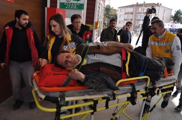 Geri manevra yapan kepçenin altında kalan işçi ağır yaralandı