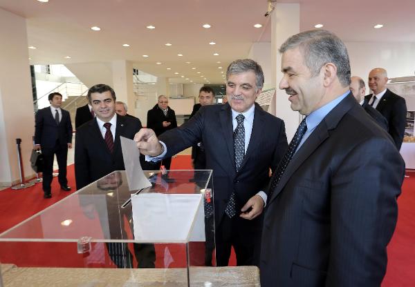 Gül: Teröre karşı Türkiye olarak sağlam durmalıyız (2)