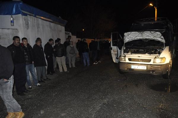 Kahta'da park halindeki minibüs yandı