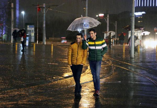 İstanbul'da sağanak yağış etkili oluyor
