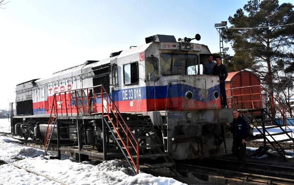 Van'da PKK'nın saldırısına uğrayan yük treni onarıldı