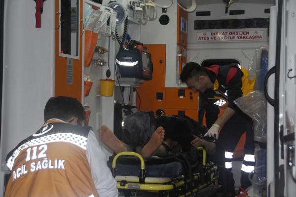 Devrilen traktörün altında kalan sürücünün ayağı kırıldı