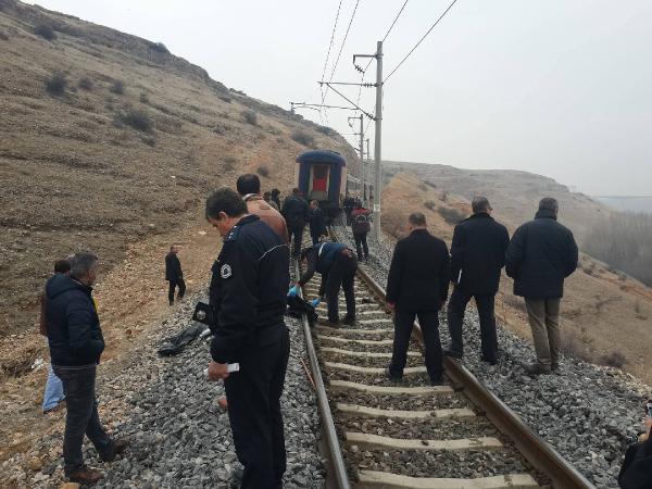Demir yolundan geçerken tren altında öldü