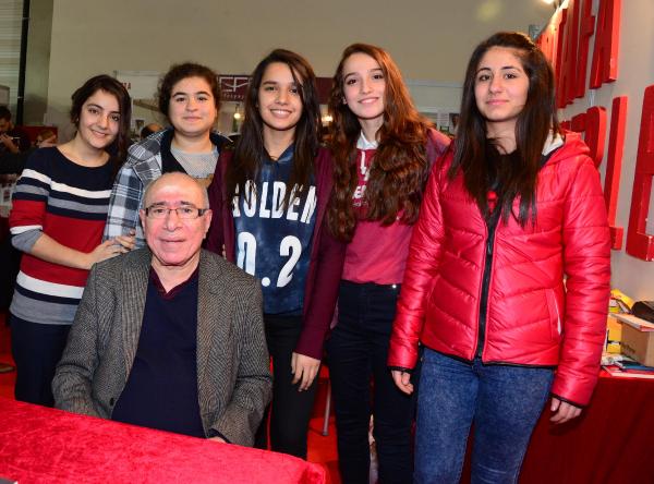İlyas Salman, Çukurova Kitap Fuarı'na kitaplarını imzaladı