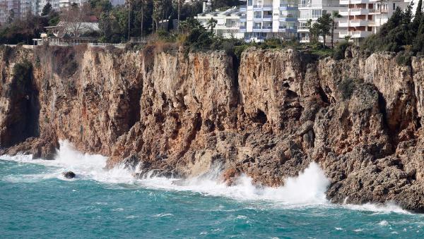 Antalya'da lodos etkili oldu