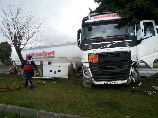 Yoldan çıkan akaryakıt tankeri korkuttu