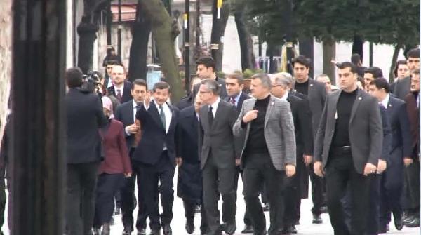 Başbakan ve Alman İçişleri Bakanı, patlamanın olduğu yere karanfil bıraktı