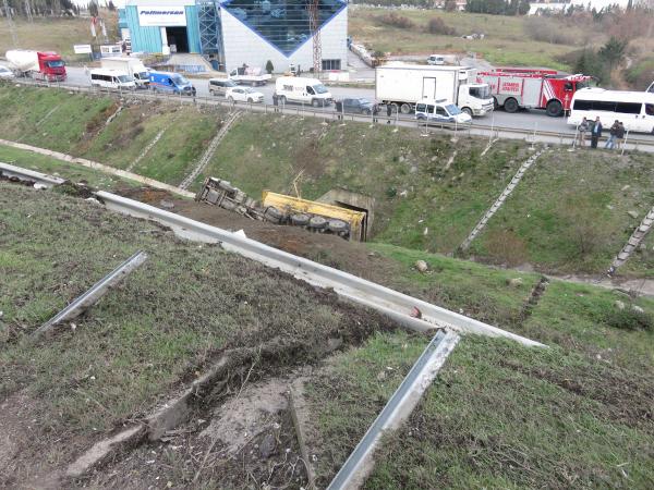 Lastiği patlayan hafriyat kamyonu, şarampole yuvarlandı
