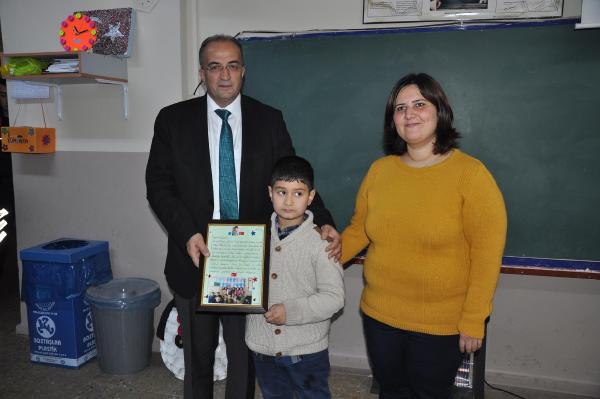 Emniyet Müdürü'ne mektup yazdı, polisler okula hediye taşıdı