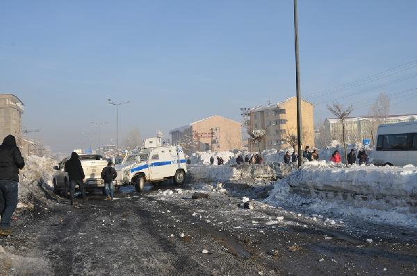 Yüksekova'da PKK'dan polise bombalı saldırı