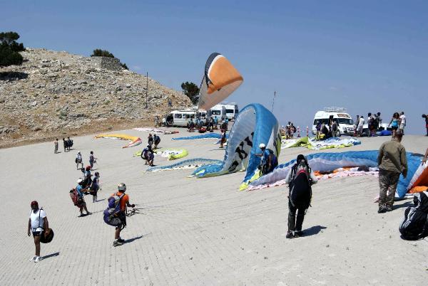 Babadağ'dan geçen yıl 121 bin paraşüt havalandı