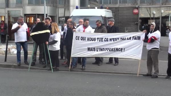 Paris Başkonsolosluğu önüne siyah çelenk bıraktılar