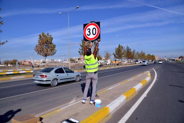 Diyarbakır'da sürücülere Türkçe ve Kürtçe uyarı levhaları