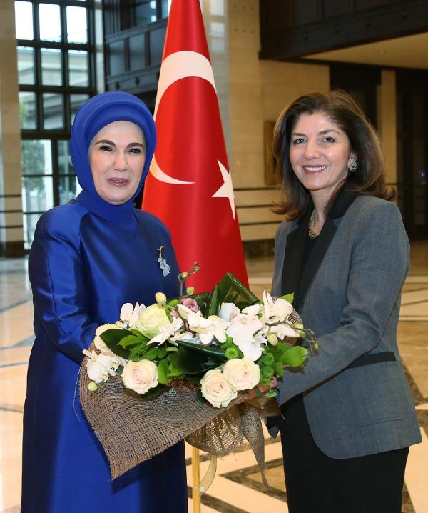 Emine Erdoğan, kadın büyükelçiler ve büyükelçi eşlerini Cumhurbaşkanlığı Sarayı'nda ağırladı
