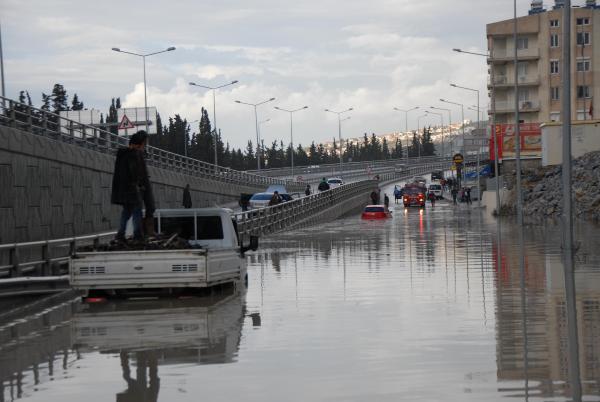 Kuşadası'nda 10 dakikalık yağmur trafiği felç etti