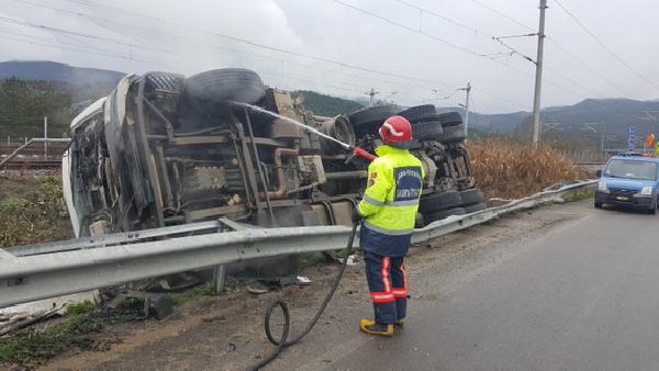 Devrilen süt tankerinin sürücüsü yaralandı