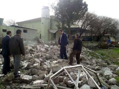 Şiddetli lodos Manisa'da cami minaresini devirdi