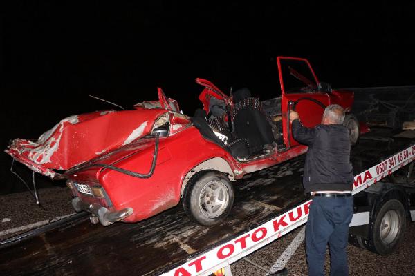 Kemer’de otomobille kamyonet çarpıştı: 3 ölü, 1 yaralı