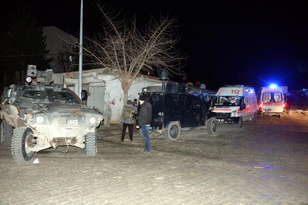 Diyarbakır Çınar'da PKK'lılar Emniyet'e bombalı araçla saldırdı: 39 yaralı - (Yeniden)