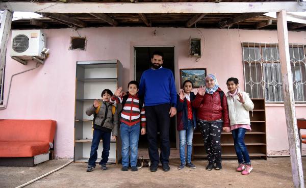 Sığınmacı çocuklara harabe evde eğitim
