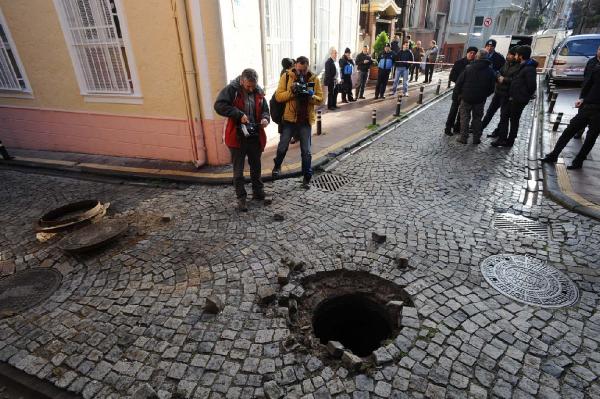 70 kiloluk rögar kapağı 8 metre fırladı, şans eseri ölü yaralı yok
